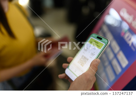 請出示您智慧型手機上的登機證。圖片由關西國際機場(KIX)提供。 請出示您智慧型手機上的登機證。圖片由關西國際機場(KIX)提供。 137247137
