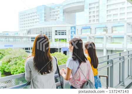 三位女士正望著機場的窗外。照片由關西國際機場(KIX)提供。 三位女士正望著機場的窗外。照片由關西國際機場(KIX)提供。 137247143