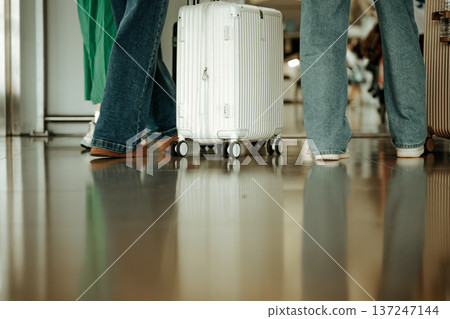 Suitcases and feet at the airport ■Photography cooperation: Kansai International Airport (KIX) 137247144