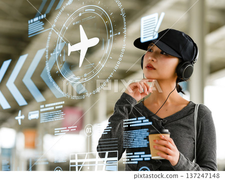 一名女子正在使用擴增實境（AR）技術查詢資訊。圖片由關西國際機場（KIX）提供。 137247148