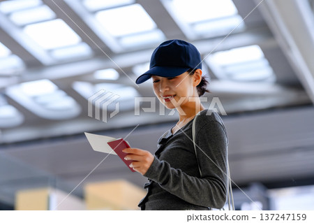 A woman checks boarding passes. Photo courtesy of Kansai International Airport (KIX) A woman checks boarding passes. Photo courtesy of Kansai International Airport (KIX) 137247159