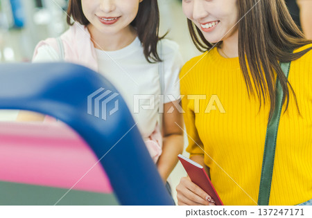 兩名女性正在機場辦理手續。照片由關西國際機場（KIX）提供。 137247171