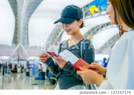 一名女子在機場檢查證件。照片由關西國際機場（KIX）提供。 137247174