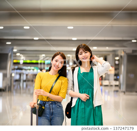 Two people enjoying their trip at the airport ■Photography cooperation: Kansai International Airport (KIX) Two people enjoying their trip at the airport ■Photography cooperation: Kansai International Airport (KIX) 137247179