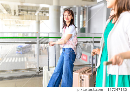 Women traveling at the airport ■Photography cooperation: Kansai International Airport (KIX) Women traveling at the airport ■Photography cooperation: Kansai International Airport (KIX) 137247180