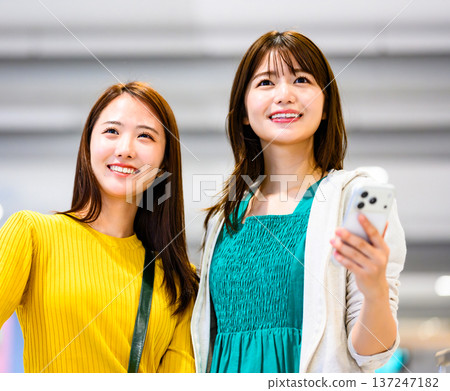 Friends with smartphones at the airport ■Photography provided by Kansai International Airport (KIX) Friends with smartphones at the airport ■Photography provided by Kansai International Airport (KIX) 137247182