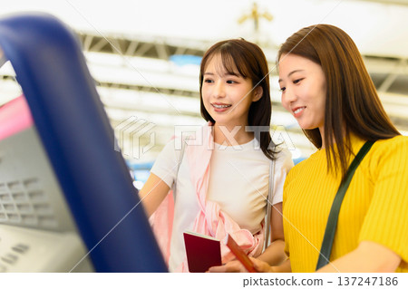 兩名女性正在機場辦理自助通關手續。圖片由關西國際機場（KIX）提供。 137247186