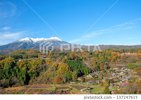 晴天從禦嶽山瞭望台看到的御嶽山和開田高原紅葉盛開的雪景 晴天從禦嶽山瞭望台看到的御嶽山和開田高原紅葉盛開的雪景 137247615
