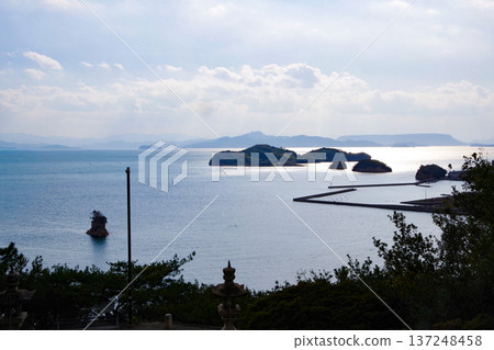 從小豆島富岡八幡神社眺望瀨戶內海。 從小豆島富岡八幡神社眺望瀨戶內海。 137248458