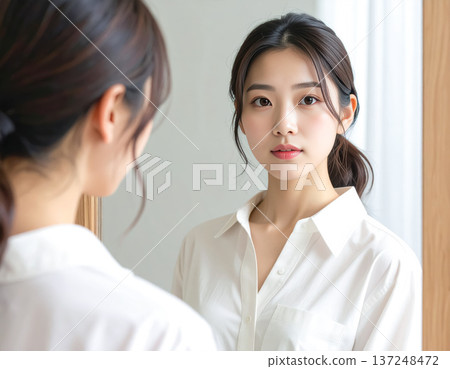 女人透過鏡子看東西 137248472