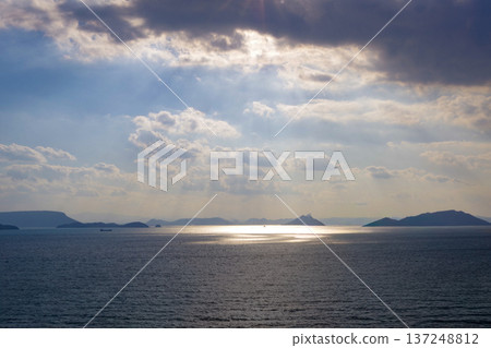 天空和雲彩和大海 137248812