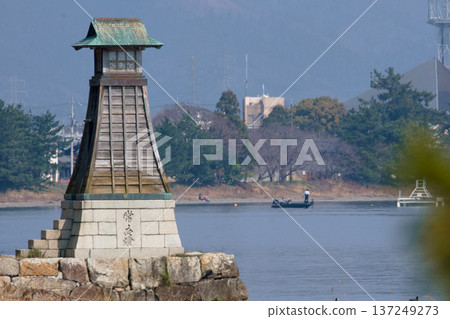 湖畔燈光和入海口景色 湖畔燈光和入海口景色 137249273