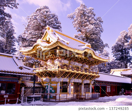 Nikko City, Nikko Toshogu Shrine, Yomeimon Gate in snow 137249285