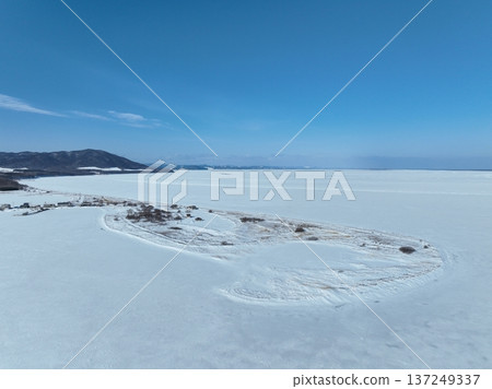 冬季佐羅瑪湖和基穆阿內普角雪原的空拍照片 137249337