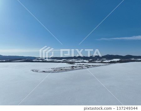 冬季佐羅瑪湖和基穆阿內普角雪原的空拍照片 冬季佐羅瑪湖和基穆阿內普角雪原的空拍照片 137249344