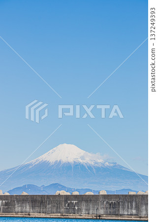 View of Mount Fuji from Yaizu Fishing Port in Yaizu City (Shizuoka Prefecture) 137249393