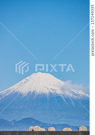 View of Mount Fuji from Yaizu Fishing Port in Yaizu City (Shizuoka Prefecture) 137249395