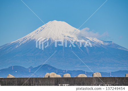 View of Mount Fuji from Yaizu Fishing Port in Yaizu City (Shizuoka Prefecture) 137249454