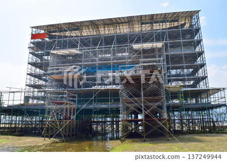 世界遺產嚴島神社大鳥居 - 修復工程期間的低潮（宮島） 137249944