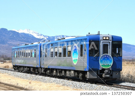 Kiha 100 series and Kiha 110 series (HIGH RAIL 1375) travelling on the Koumi Line towards Komoro Kiha 100 series and Kiha 110 series (HIGH RAIL 1375) travelling on the Koumi Line towards Komoro 137250307