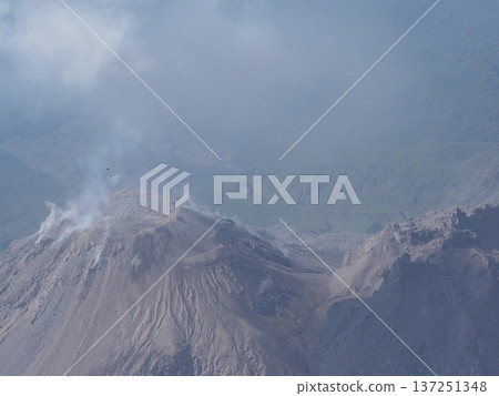 聖地亞哥火山崎嶇的山坡 聖地亞哥火山崎嶇的山坡 137251348