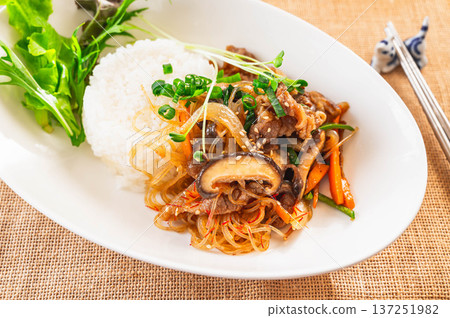 蓋飯澆雜菜 137251982