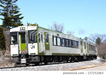 Kiha 110 series train heading towards Kobuchizawa on the Koumi Line 137252063
