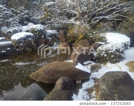 Snow scene at Okuhama Pond in Inage Seaside Park 137252083