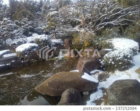 Snow scene at Okuhama Pond in Inage Seaside Park 137252084
