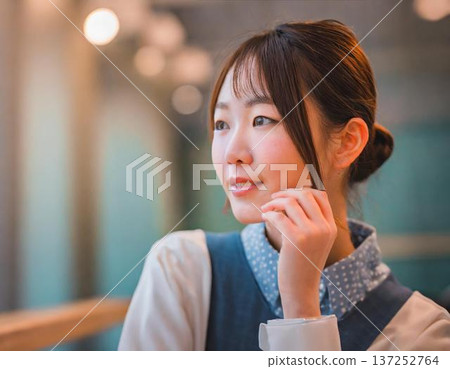 特寫鏡頭下的擺姿勢的女性——人工智慧世代 137252764