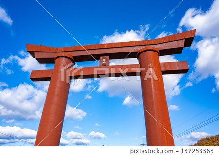 View of the large torii gate at Mogami Inari Shrine (Okayama City) View of the large torii gate at Mogami Inari Shrine (Okayama City) 137253363