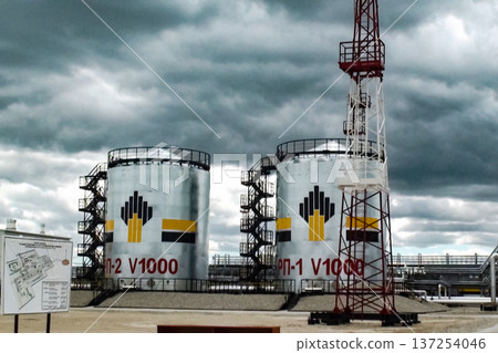 Oil refinery Construction of an oil industrial facility 137254046