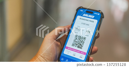 在智慧型手機上顯示電子登機證 ■ 圖片由關西國際機場 (KIX) 提供 137255128