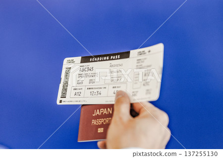 請出示您的登機證和護照。圖片由關西國際機場（KIX）提供。 137255130