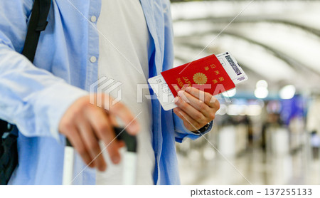 Preparing to board at the airport ■Filming cooperation: Kansai International Airport (KIX) 137255133