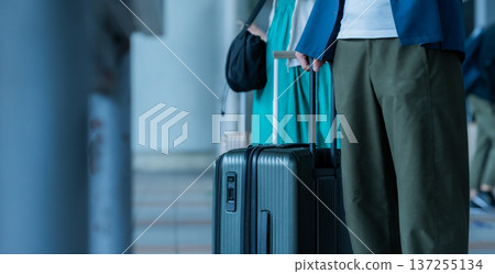 一對旅行情侶 _■攝影合作：關西國際機場 (KIX) 137255134