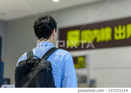 一名男子正在機場查看資訊牌。照片由關西國際機場（KIX）提供。 137255154