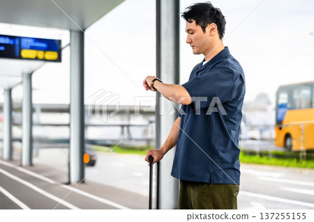 男子看了看手錶。照片由關西國際機場(KIX)提供。 男子看了看手錶。照片由關西國際機場(KIX)提供。 137255155