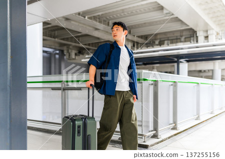 一名男子正在車站候車。照片由關西國際機場（KIX）提供。 137255156