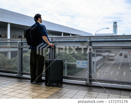 一名男子帶著行李在車站候車。照片由關西國際機場(KIX)提供。 一名男子帶著行李在車站候車。照片由關西國際機場(KIX)提供。 137255176