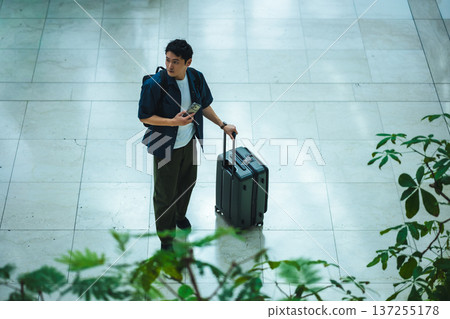 一名男子站在機場。照片由關西國際機場(KIX)提供。 一名男子站在機場。照片由關西國際機場(KIX)提供。 137255178