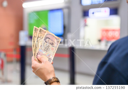 在機場清點現金 ■攝影合作:關西國際機場(KIX) 在機場清點現金 ■攝影合作:關西國際機場(KIX) 137255190