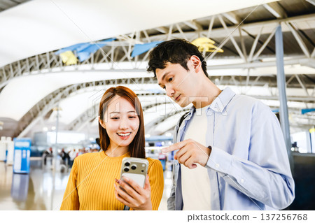 在機場使用智慧型手機 ■ 圖片由關西國際機場 (KIX) 提供 在機場使用智慧型手機 ■ 圖片由關西國際機場 (KIX) 提供 137256768