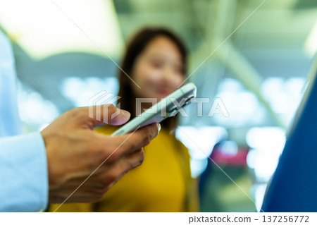 在機場使用智慧型手機 ■拍攝合作:關西國際機場(KIX) 在機場使用智慧型手機 ■拍攝合作:關西國際機場(KIX) 137256772