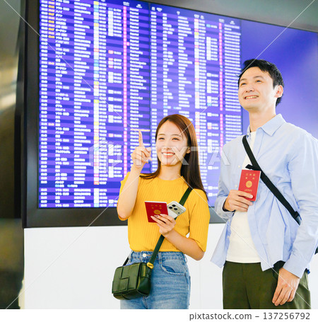 在機場辦理航班手續 ■拍攝合作:關西國際機場(KIX) 在機場辦理航班手續 ■拍攝合作:關西國際機場(KIX) 137256792