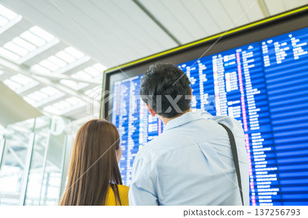 在機場查詢航班資訊 ■拍攝合作:關西國際機場(KIX) 在機場查詢航班資訊 ■拍攝合作:關西國際機場(KIX) 137256793