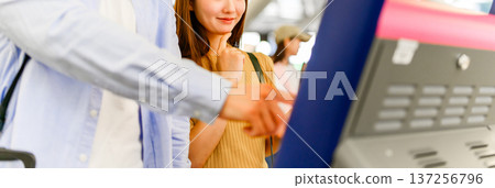 請在自動售票機購買機票。圖片由關西國際機場(KIX)提供。 請在自動售票機購買機票。圖片由關西國際機場(KIX)提供。 137256796