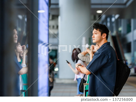 一名男子正在機場查詢資訊。照片由關西國際機場（KIX）提供。 137256800