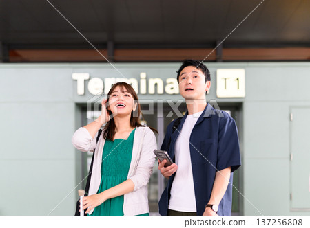 一對夫婦抬頭望著機場 137256808