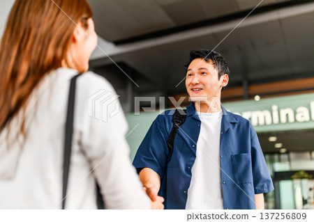 Reunion and handshake at the airport ■Photography cooperation: Kansai International Airport (KIX) Reunion and handshake at the airport ■Photography cooperation: Kansai International Airport (KIX) 137256809